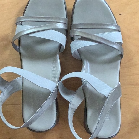 Women’s sandals. Beige/tan.  Munro size 9m but run narrow. Like new. - Picture 1 of 4